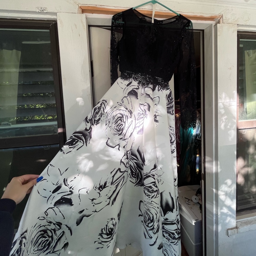 Black and white. 2 piece prom dress. With pockets !!!